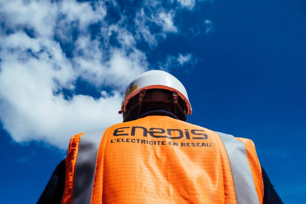 En tant qu’acteur engagé dans la transition écologique, Enedis a l’ambition d’être un partenaire industriel de référence pour tous les acteurs de la mobilité électrique afin de co-construire les solutions permettant son développement à grande échelle. Aussi, le réseau électrique évolue et accompagne la transition écologique grâce au déploiement des compteurs communicants Linky. En 2021, la totalité des compteurs aura été installée dans les territoires, permettant aux Français d’agir sur la maîtrise de leur consommation d’électricité.