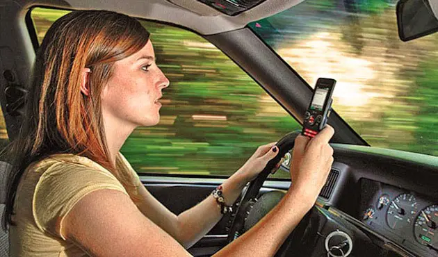 smartphone-utilisé-volant