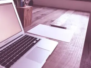 bureau et ordinateur pour engager la notification d'avis de marché