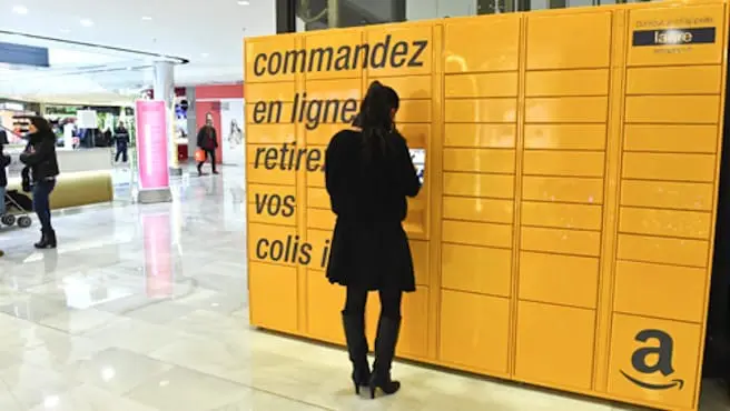 Amazon implante ses casiers de retrait automatique.