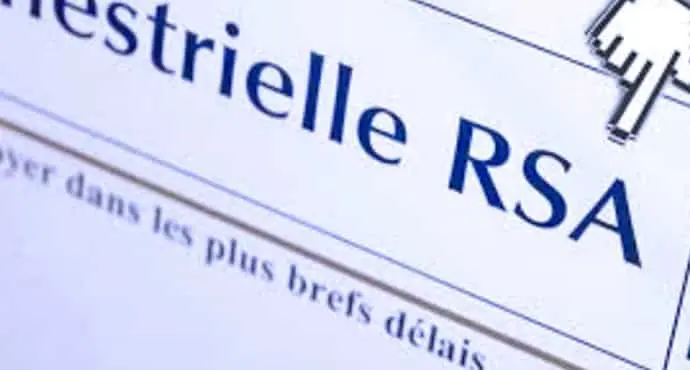 Saisi par le Conseil Départemental du Haut-Rhin, le Conseil d’État s’est donc prononcé en faveur d’un bénévolat consenti, à condition que le contrat conclu entre le département et le bénéficiaire du RSA soit « élaboré de façon personnalisée ». Cette mesure, d’emblée très polémique, avait déjà été envisagée en février 2016 par le Conseil Départemental du Haut-Rhin. Ce projet avait indigné les associations qui venaient alors en aide aux personnes considérées comme précaires. Pendant un moment, ce dispositif avait été présenté comme une façon de faciliter la réinsertion professionnelle des bénéficiaires de l’allocation. Il avait même été prévu que ce dispositif soit mis en application à partir de début 2017. Finalement, le préfet de l'époque avait estimé que cette décision, prise après une délibération du Conseil Départemental, était illégale. Il l'avait donc attaquée, et en octobre 2016, la justice administrative lui avait donné raison. Ce verdict de rejet avait été confirmé par la cour d'appel de Nancy, en avril 2017. Celle-ci s’était en effet opposée à cette mesure de contrainte à du bénévolat, prévue à l’origine pour être de sept heures par semaine. Cependant, vendredi dernier, le Conseil d'État a estimé que la cour d’appel de Nancy avait commis à l’époque : « […] une erreur de droit en se fondant, pour annuler la délibération, sur la circonstance que le bénéficiaire du revenu de solidarité active [...] ne saurait se voir proposer des actions de bénévolat au titre de son insertion. ». S’appuyant sur ce constat, le Conseil d'État a donc cassé l'annulation de la délibération et a renvoyé cette affaire devant la cour administrative d'appel de Nancy, pour qu’elle soit de nouveau jugée. Pour le moment, le département du Haut-Rhin a mis en place, depuis le mois de septembre 2017, un système qui incite les bénéficiaires d’allocations à pratiquer une activité bénévole, et à s'engager par contrat à le faire, mais ce de façon strictement individuelle. Présidé par Brigitte Klinkert, le Conseil Départemental du Haut-Rhin a fait part dans un communiqué qu’il « […] exprime toute sa satisfaction à la suite de cette décision. » Pour preuve, il met en avant que : « À ce jour, près de 800 allocataires se sont engagés dans une mission de bénévolat avec des résultats positifs à la clé ».