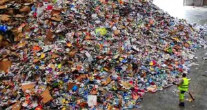 les excès de plastique dans l'amas d'emballages