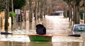 rue envahie par l'eau, les inondations ont des graves conséquences