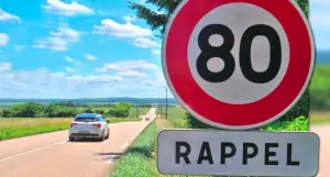 panneau routier de la limitation de vitesse à 80 km/heure