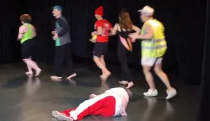quelques acteurs sur scène de la troupe les mines de rien