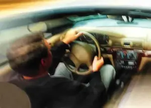 un conducteur concerné par la vitesse sur la route