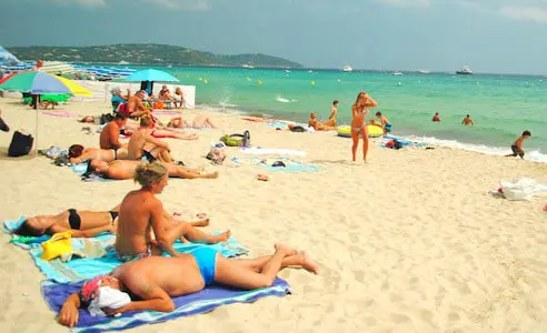 vacanciers sur une plage
