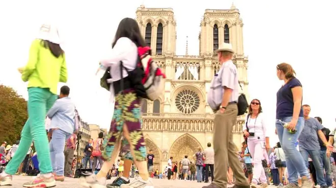 Touristes devent notre-dame