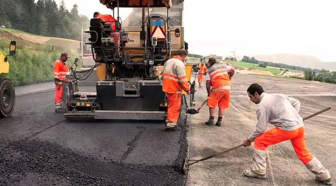 Ouvriers sur une route