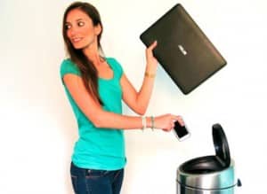 Femme qui jette son smartphone et son ordinateur portable à la poubelle