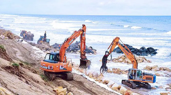 Engins de construction sur une plage