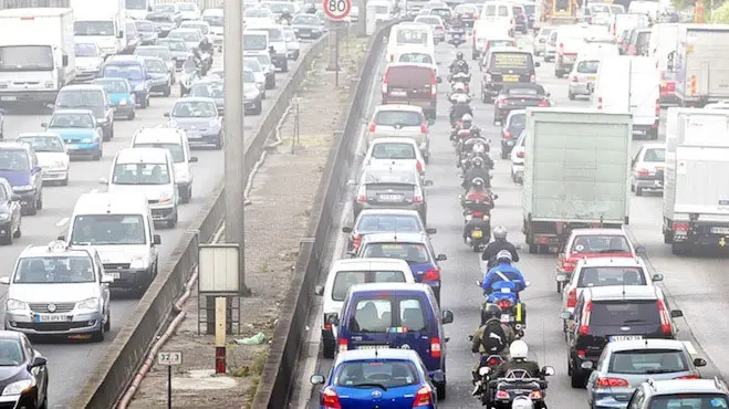 Bouchons sur route brumeuse