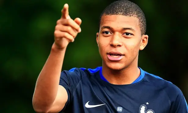 Mbappé la main levée