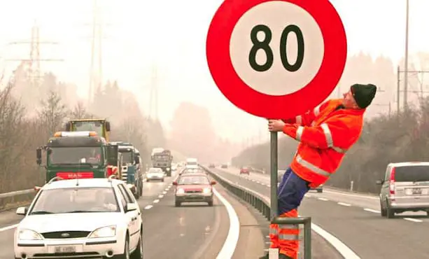 Panneau de signalisation limitant la viteesse à 80 km/heure