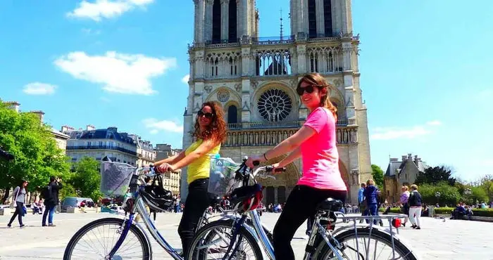 Deux cyclistes devant Notre-Dame