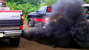 Voiture qui produit beaucoup de fumée