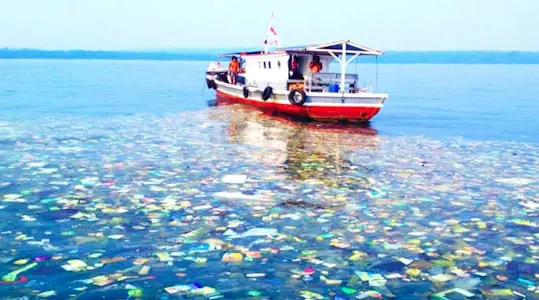 Bateau entouré de détritus