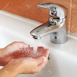 Main sous un robinet