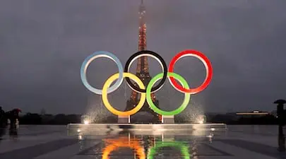 sigle olympique devant la tour eiffel