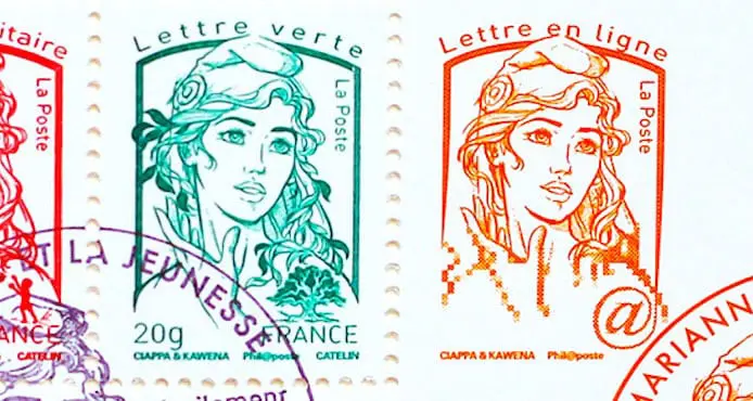 deux timbres, un rouge et un vert