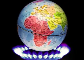 Mappemonde au-dessus d'un feu