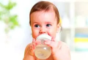 Bébé avec un biberon