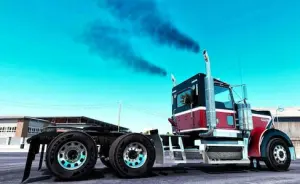 Gros camion qui dégage de la fumée