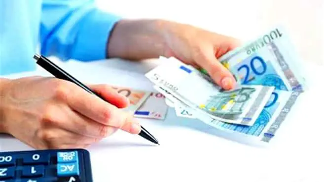 Mains avec des billets