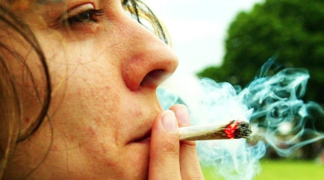 Femme fumant du cannabis