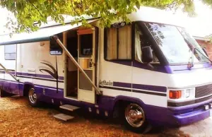 Camping-car avec sa porte ouverte