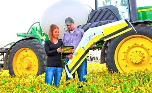 Deux agriculteurs dans un champs