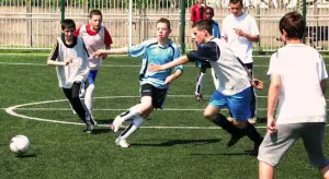 Adolescents jouant au football