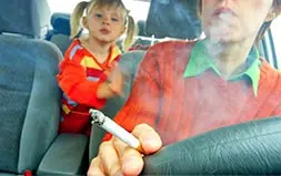 Adulte Fumant Devant Son Enfant 1