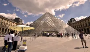 Cour du musee Du Louvre