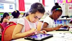 Eleve Avec Une Tablette Numerique