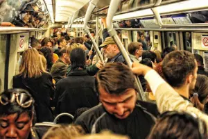 Metro parisien a l'heure de pointe
