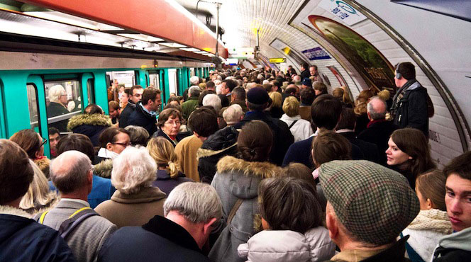 Metro parisien plein de voyageurs