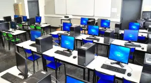 Ordinateurs dans une salle de classe