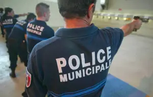 Policier s'entrainant au tir