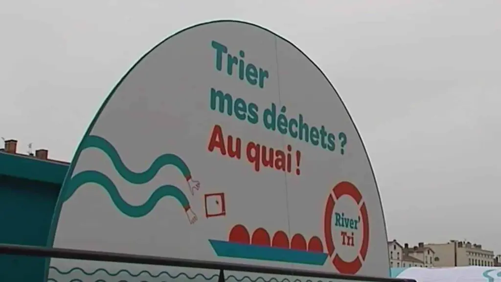 logo de la déchèterie fluviale: Trier mes déchets? Au quai!