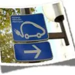 panneau de signalisation indiquant où recharger sa voiture électrique