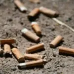 des mégots par terre