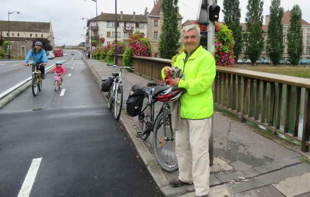 une piste cyclable avec un cycliste et son vélo