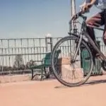 un vélo sur une piste cyclable