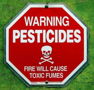 Pesticides dans l'eau du robinet panneau signalant que les pesticides sont dangeureux et toxiques