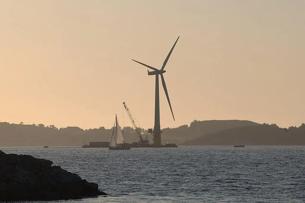 une éolienne flottante