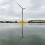 une éolienne flottante en mer