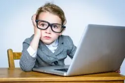 Jeune Enfant Devant Un Ordinateur