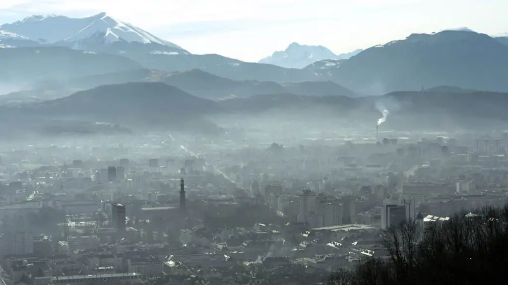 vue de Grenoble sous un nuage de pollution