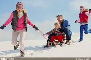 Famille Qui Samuse Aux Sports Dhiver